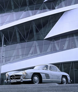 Exterior e interior del Museo Mercedes Benz