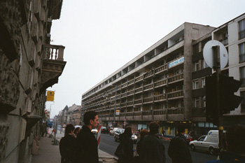 Foto gris de un bloque de apartamentos