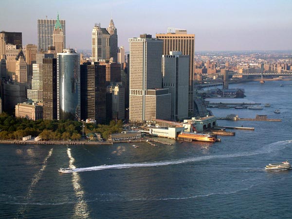 Rascacielos en Manhattan con los embarcaderos