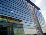 Edificio de oficinas con fachada de cristal